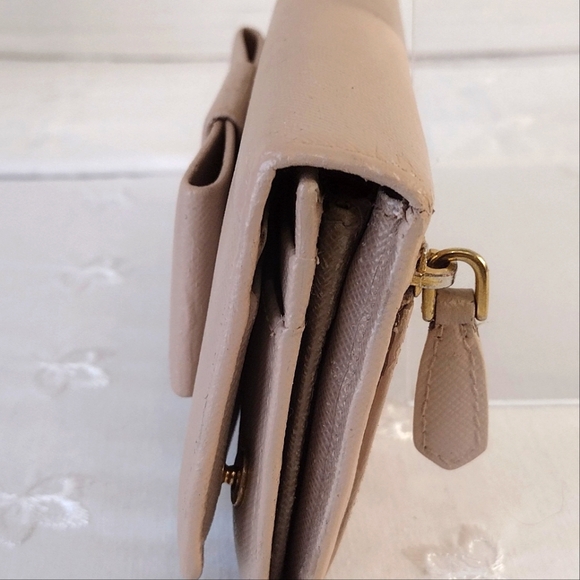 Prada Beige Leather Bow Wallet - Picture 5 of 10